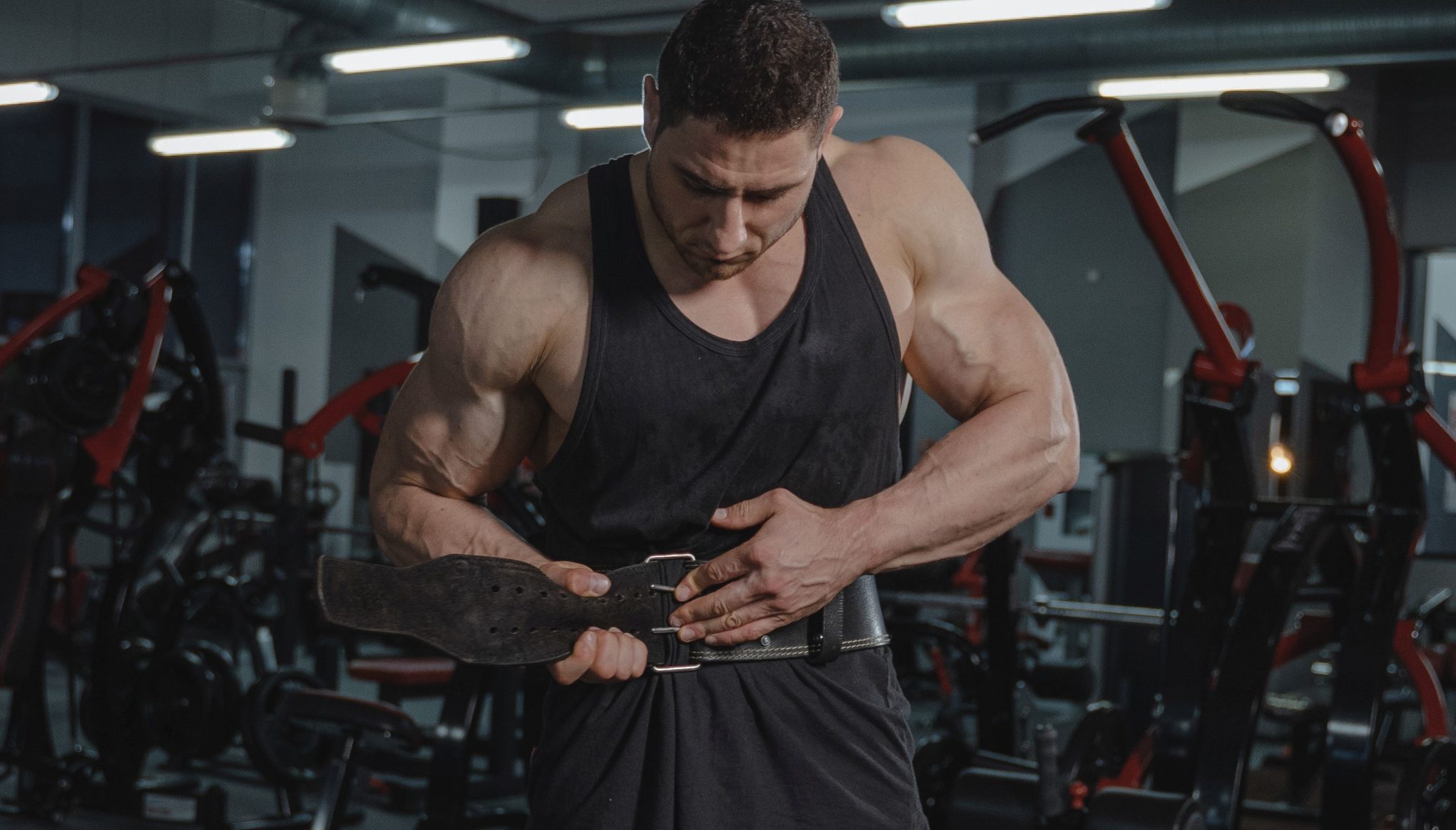 bodybuilder putting on lifting belt